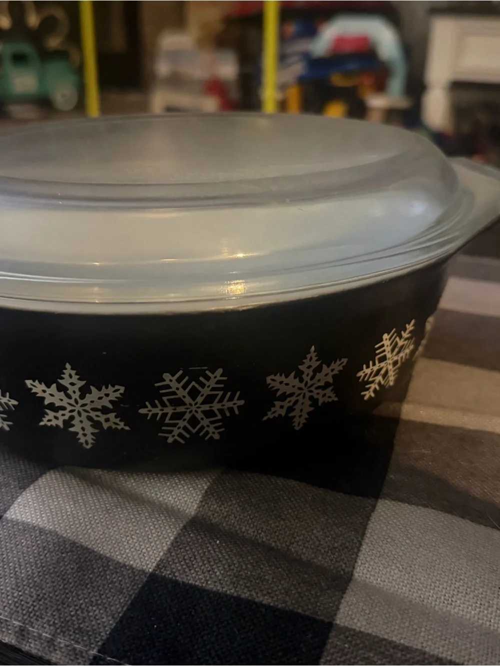 This is a vintage Pyrex 